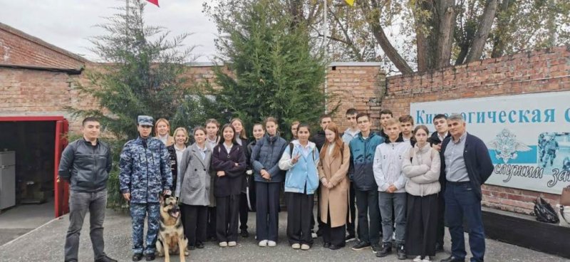В Северной Осетии полицейские пригласили учащихся полицейского класса станичной школы в Центр кинологической службы райотдела